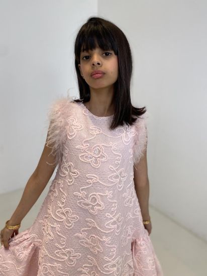 صورة فستان وردي مع النقش على القماش والريش على الاكتاف